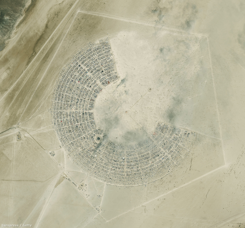 Black Rock City, a Burning Man-nek otthont adó fesztiválváros, amit a fesztiválozók bővítenek évről évre.