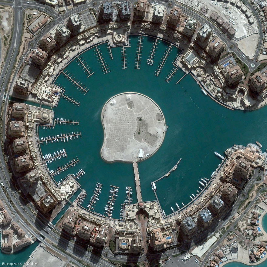 A Perzsa-öböl egyik leglátványosabb részlete a Pearl-Qatar nevű mesterséges szigetcsoport. Több mint ötezren lakják ezt a tengerre épített városkát, a gigaberuházás eddig ~15 milliárd Dollárba (3.532.275.000.000 Forint) került. 