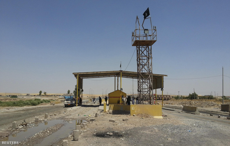 Iszlamista felkelők által elfoglalt ellenőrzőpont Khazerben, a kurd autonóm tartomány határán