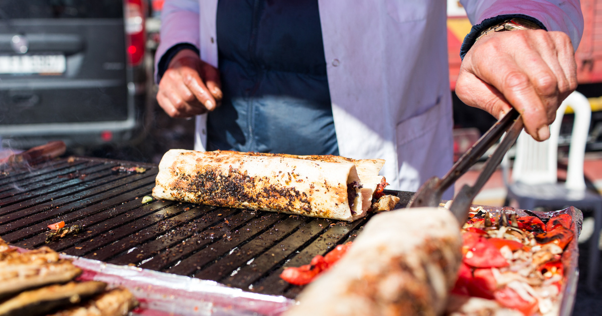 Meghalt egy anya és két gyermeke, miután egy utcai árusnál ettek - Az apa válságos állapotban van