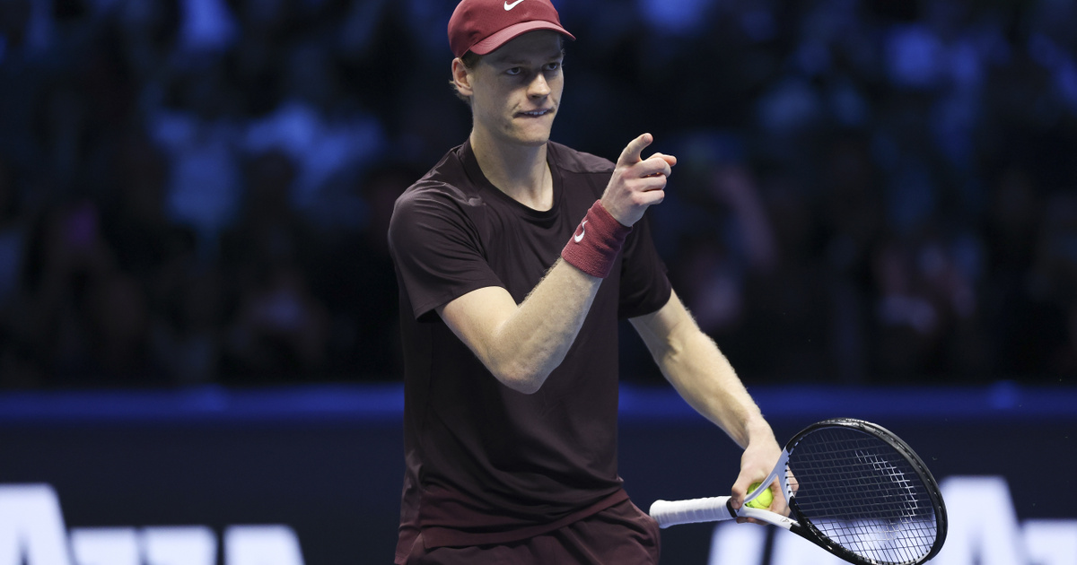 Továbbra is hibátlan Jannik Sinner ausztrál riválisával szemben, az olasz jutott az ATP-világbajnokság döntőjébe