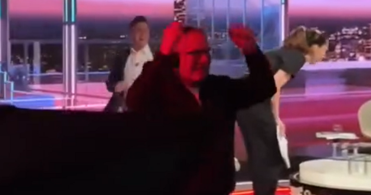 Videón, ahogy elszabadul a pokol az ír tévé stúdiójában Troy Parrott győztes góljánál