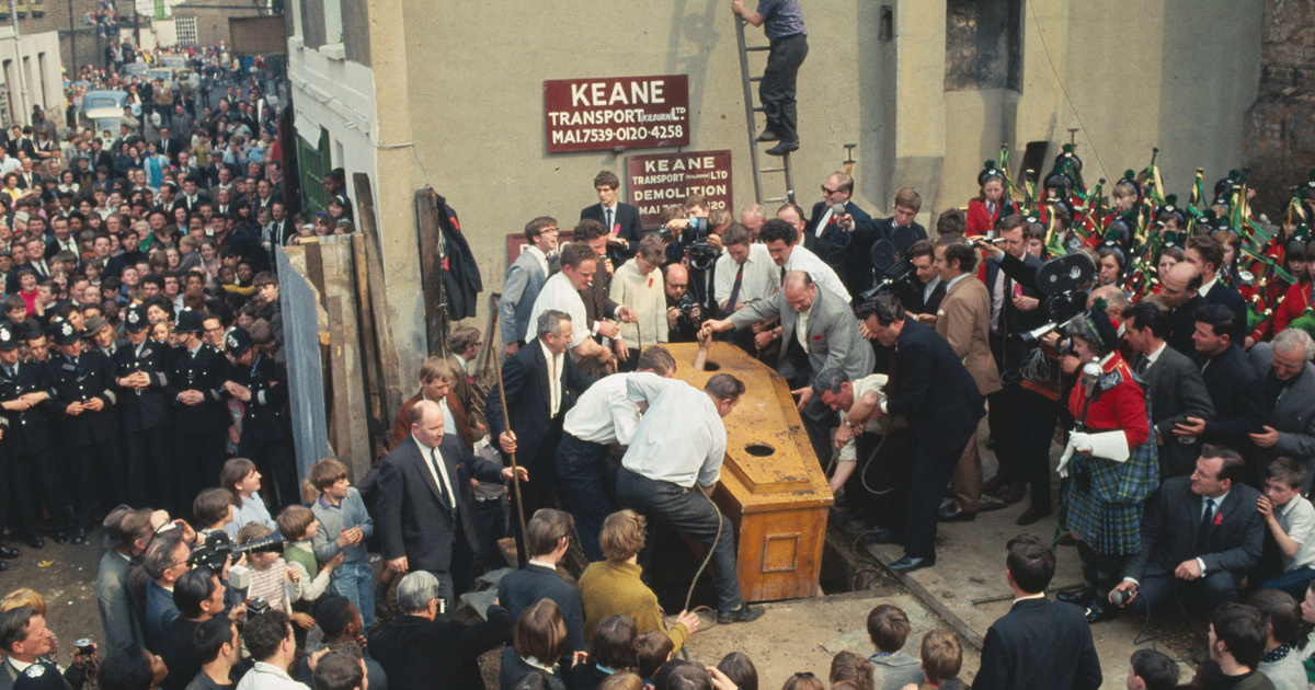 61 napig élt egy koporsóban eltemetve – Megdöntötte a világcsúcsot, de pénztelenül tért haza