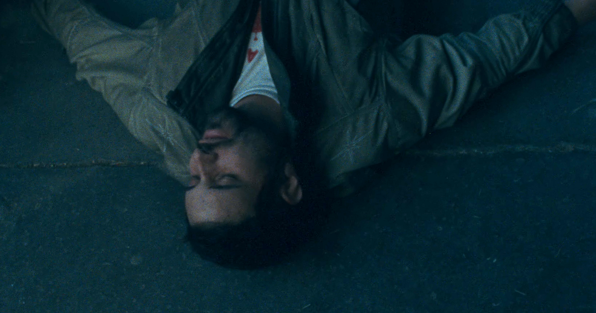 Beton.Hofit megverték egy tüntetésen, majd felébredve rágyújtott egy cigire Tarr Bélával