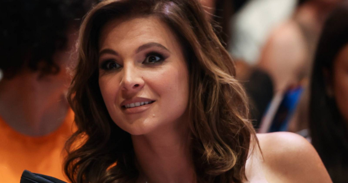 Sarka Kata tetőtől talpig vörös bársonyban gálázott: szexi dekoltázsa vonzotta a tekinteteket