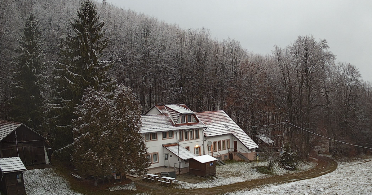 Megérkezett az első hó Magyarországra, fehérbe borult Kékestető