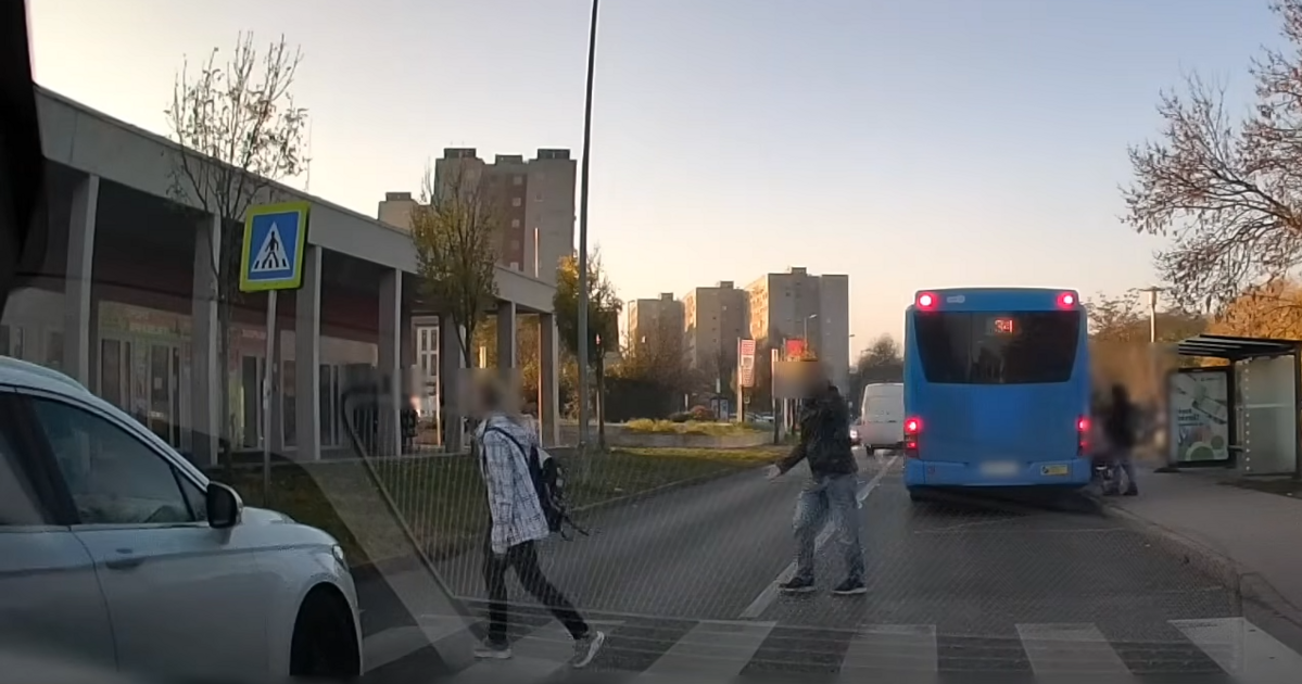 Index – Belföld – Nem garantálja a biztonságot a zebra: centiken múlt a baleset Budapest utcáin