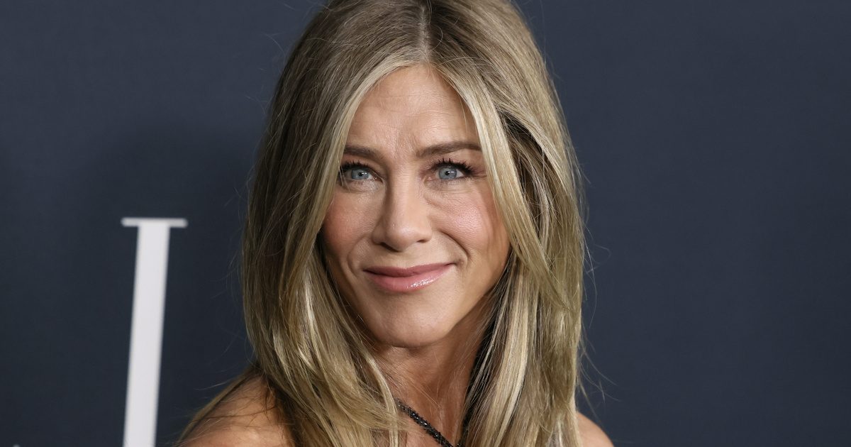 Az 56 éves Jennifer Aniston csillogó estélyibe bújt: ragyogott jóképű pasija oldalán