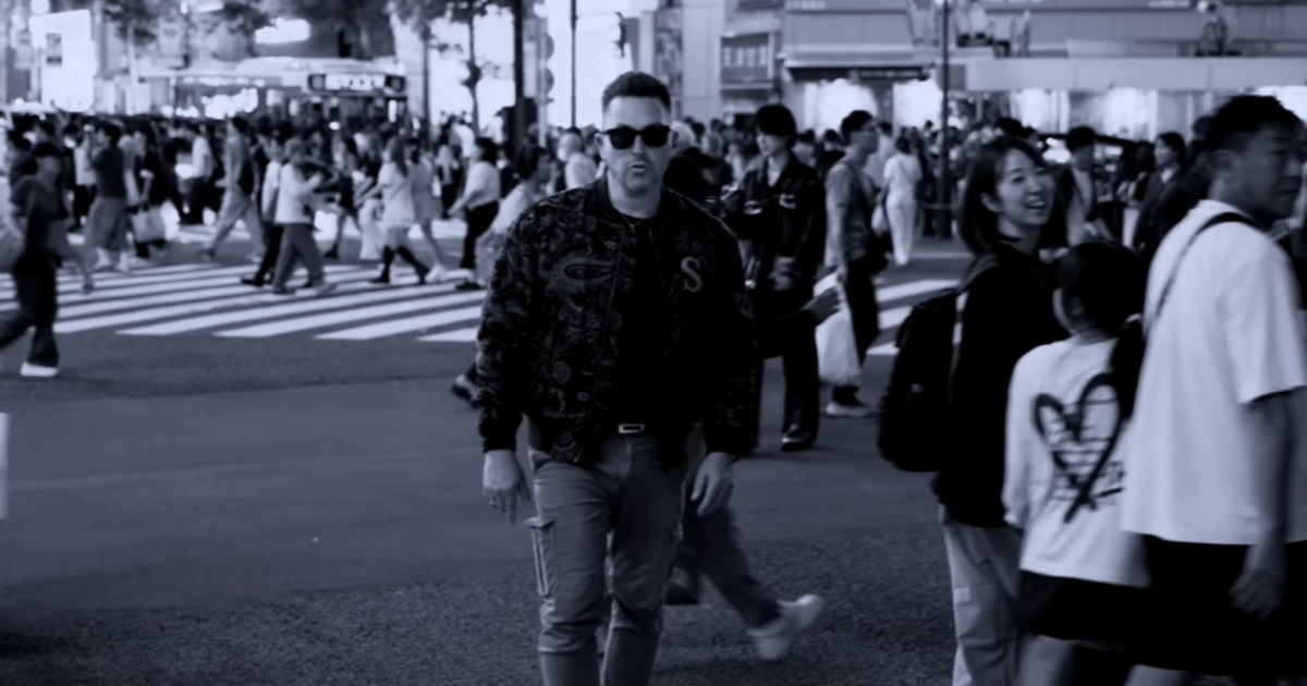 Ákos egzotikus dzsekiben bulizik és énekel Tokió utcáin