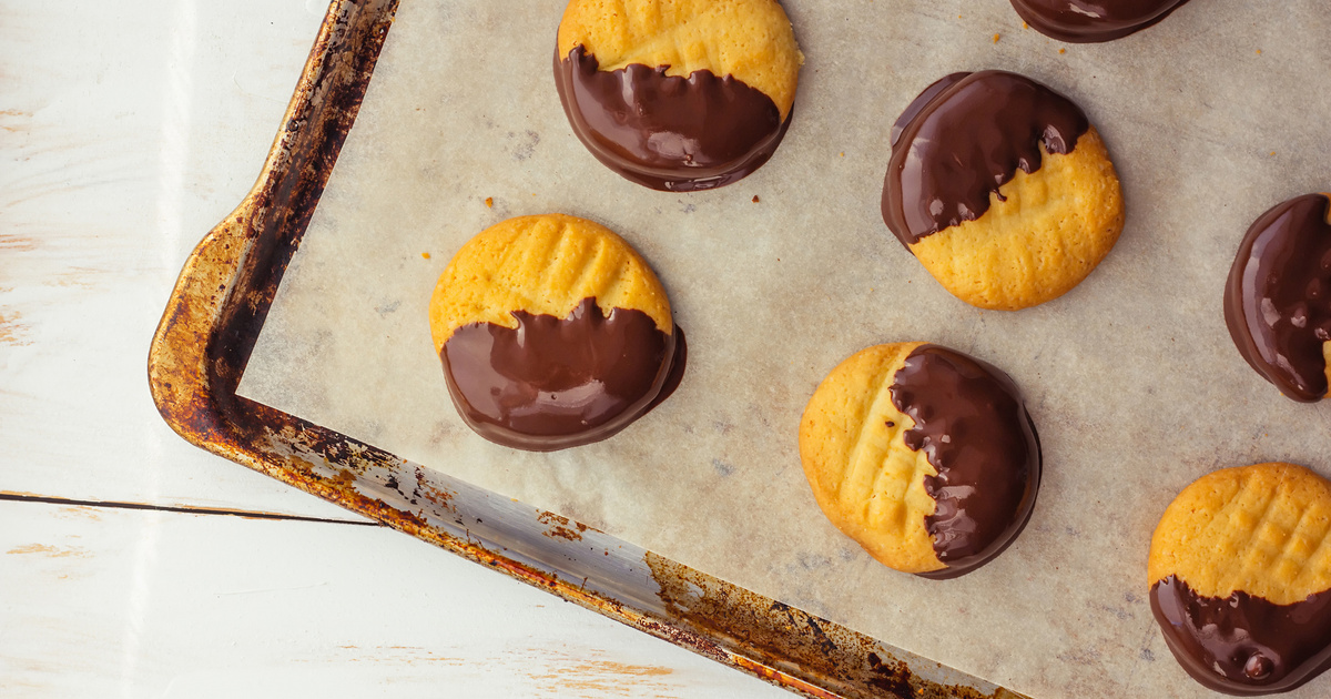 Csokiba mártott skót vajas keksz: az omlós tésztán roppan a borítás