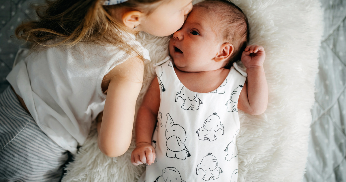 Először találkozott újszülött öccsével a kislány – Édesanyjuk óriásit nevetett azon, amit mondott