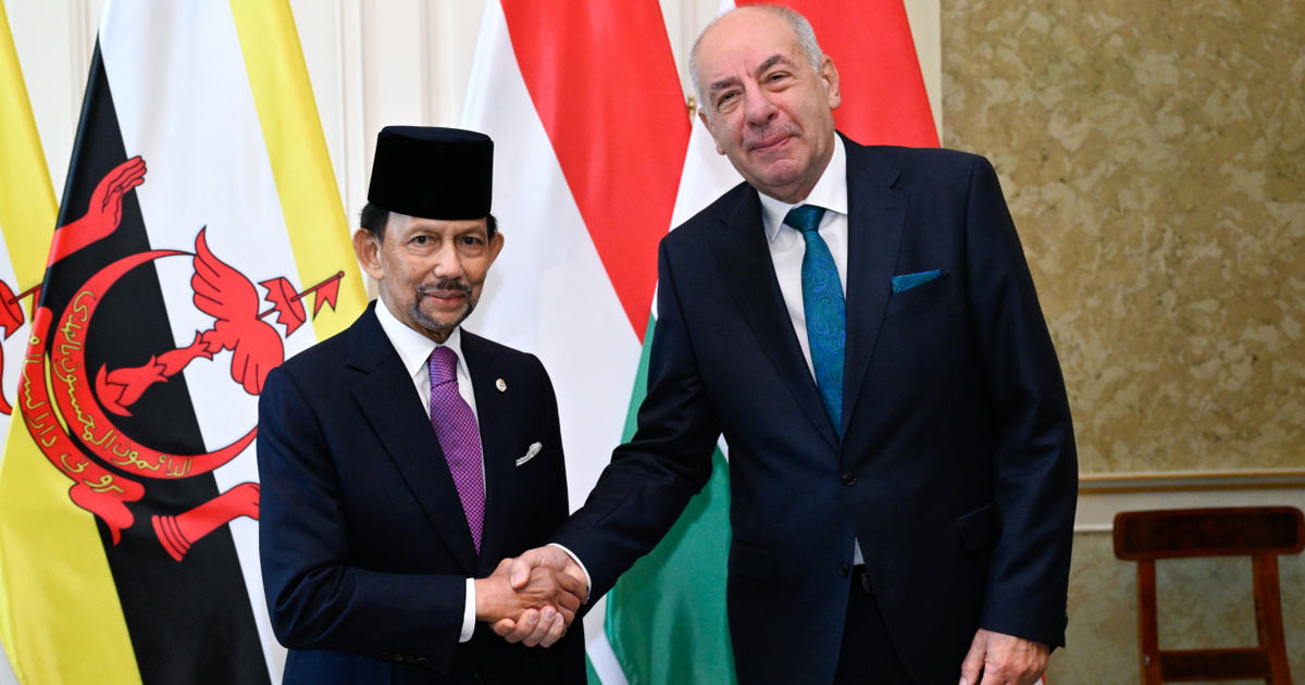 Index – Belföld – A Magyar Érdemrend nagykeresztjét kapta Sulyok Tamástól a brunei szultán