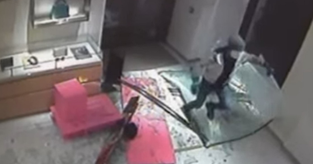 Index – Belföld – Vádat emeltek a két külföldi ellen, akik kocsival törtek be a Louis Vuitton budape…