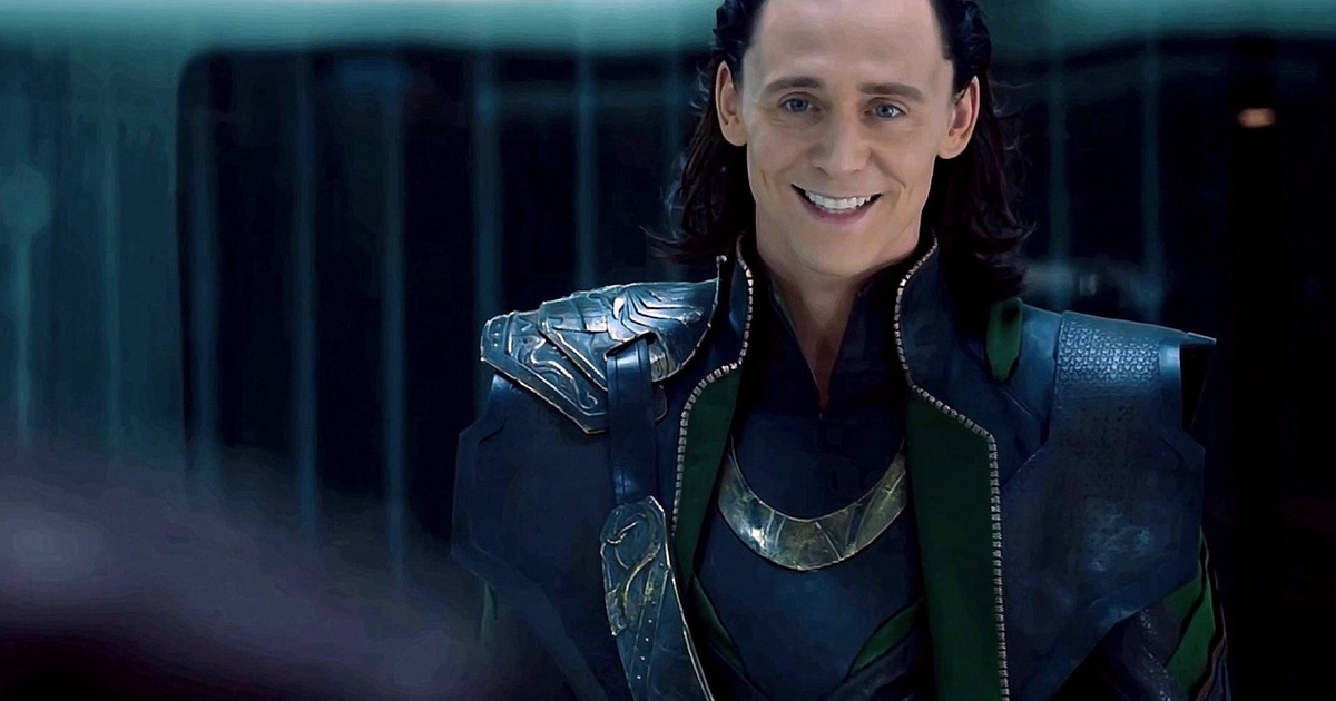 A Marvel-filmek Lokija kétszeres apuka lett: a második baba érkezése óta először mutatkozott Tom Hiddleston és párja