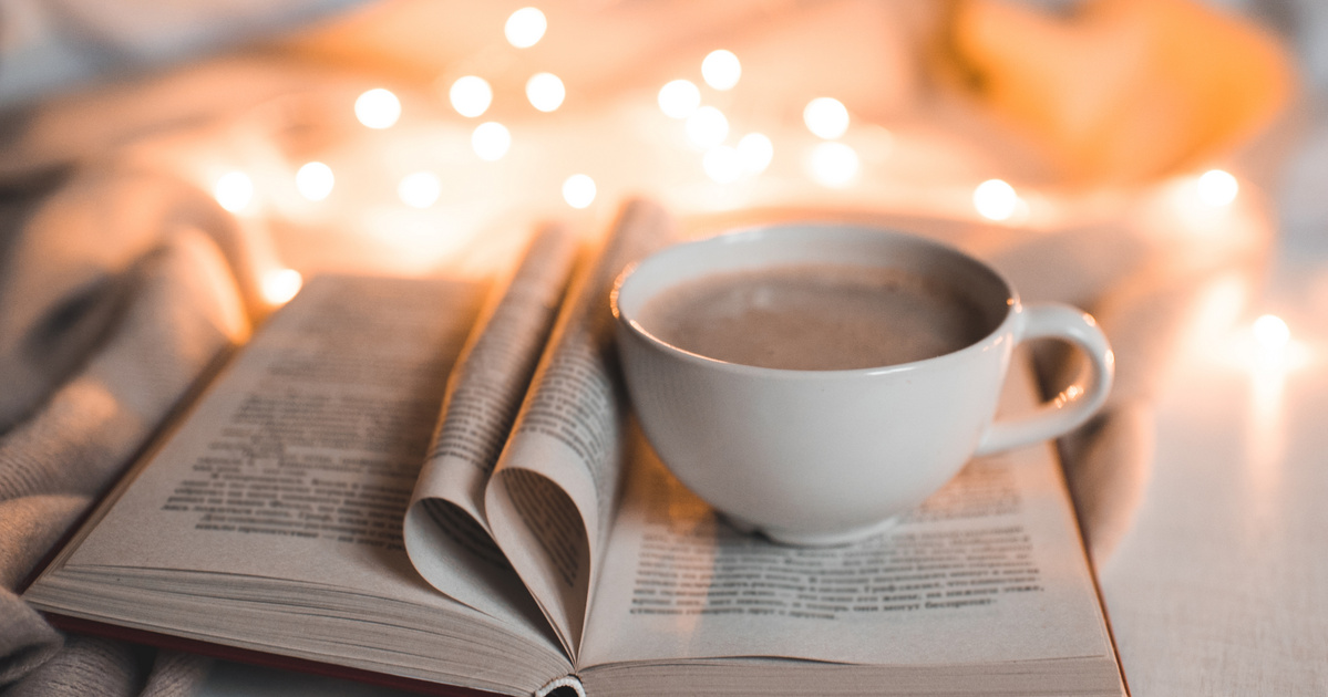 Kávézók, sütemények, izgalmas történetek - Meghitt könyvajánló az őszi estékre