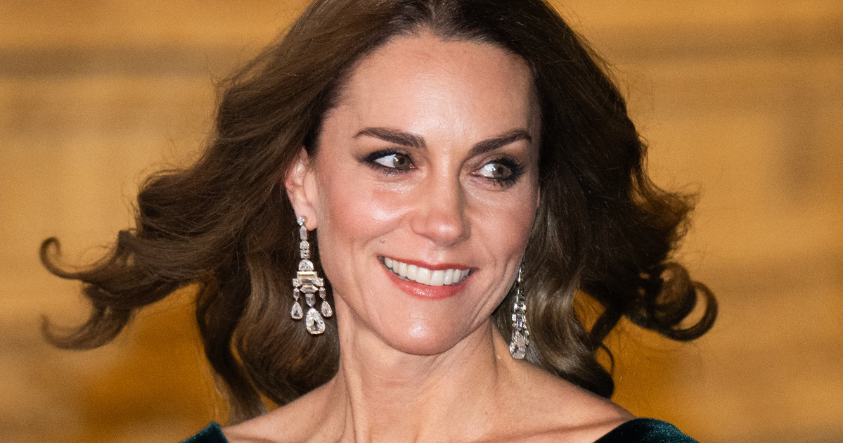 Katalin hercegné zöld színű, bársony estélyijében álomszép volt a vörös szőnyegen: Vilmos herceggel előadásra mentek