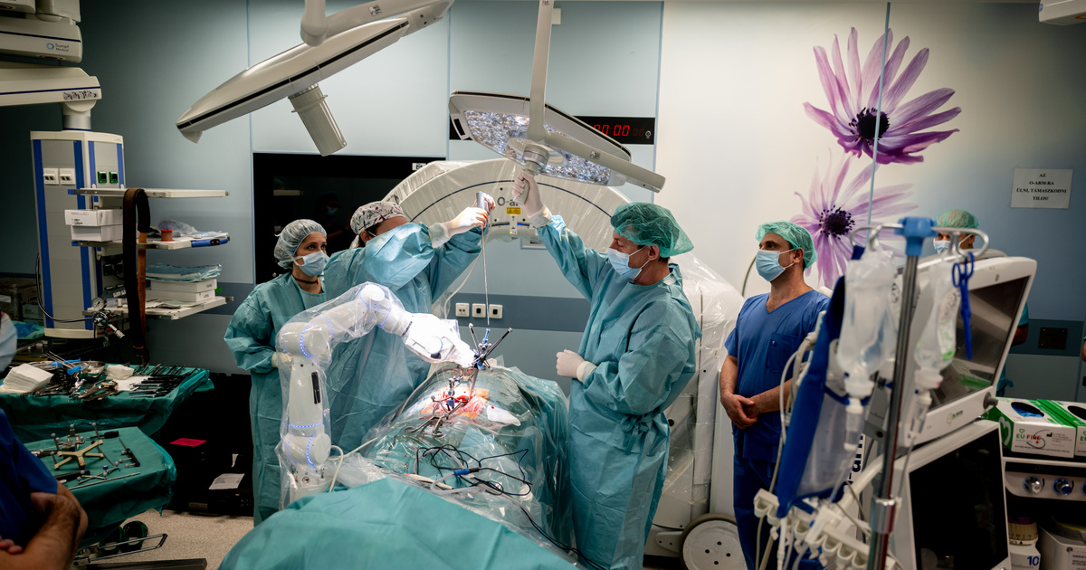 Index a műtőben: először operáltak gerincsebészeti robottal Magyarországon