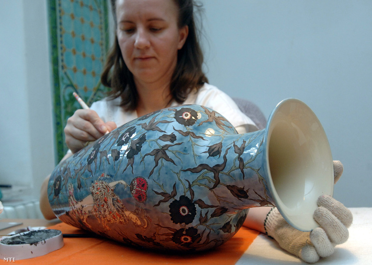 Vázát festenek a Zsolnay Porcelánmanufaktúra műhelyében