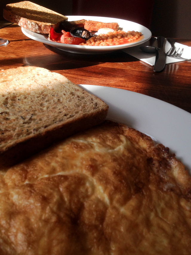 Full English Breakfast az alap, de sok helyen lehet kérni kontoinentális regelit, vagy omlettet, rántottát. Éhesek sehol nem maradtunk, jutott energia egész napra, még a déltán háromórás ebéd sem zavart nagyon