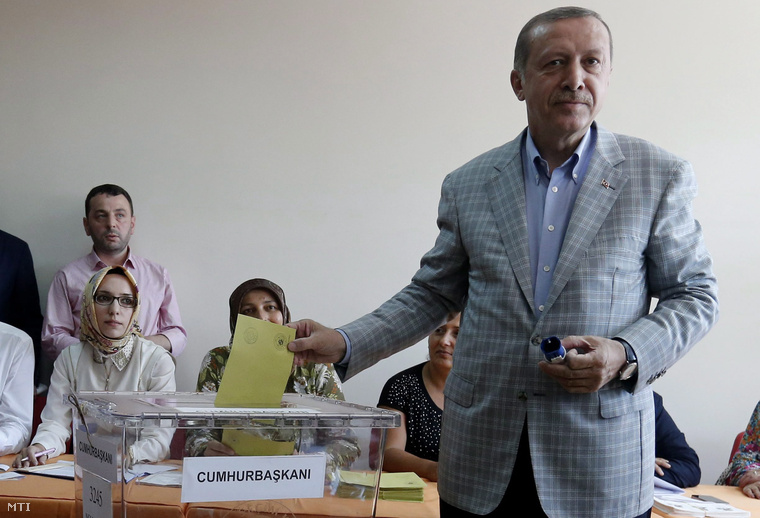 Recep Tayyip Erdogan török miniszterelnök és elnökjelölt szavaz az első közvetlen török elnökválasztás első fordulójában.