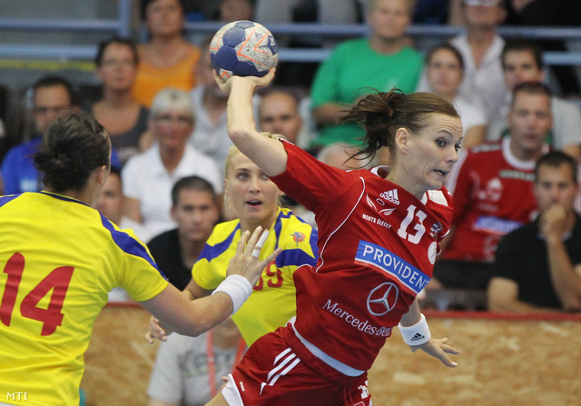 Görbicz Anita (j) és a román Laura Ilona Oltean (b)
