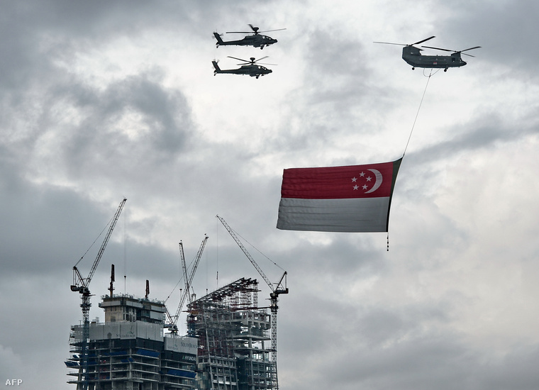 Katonai parádé egy szingapúri nemzeti ünnepen