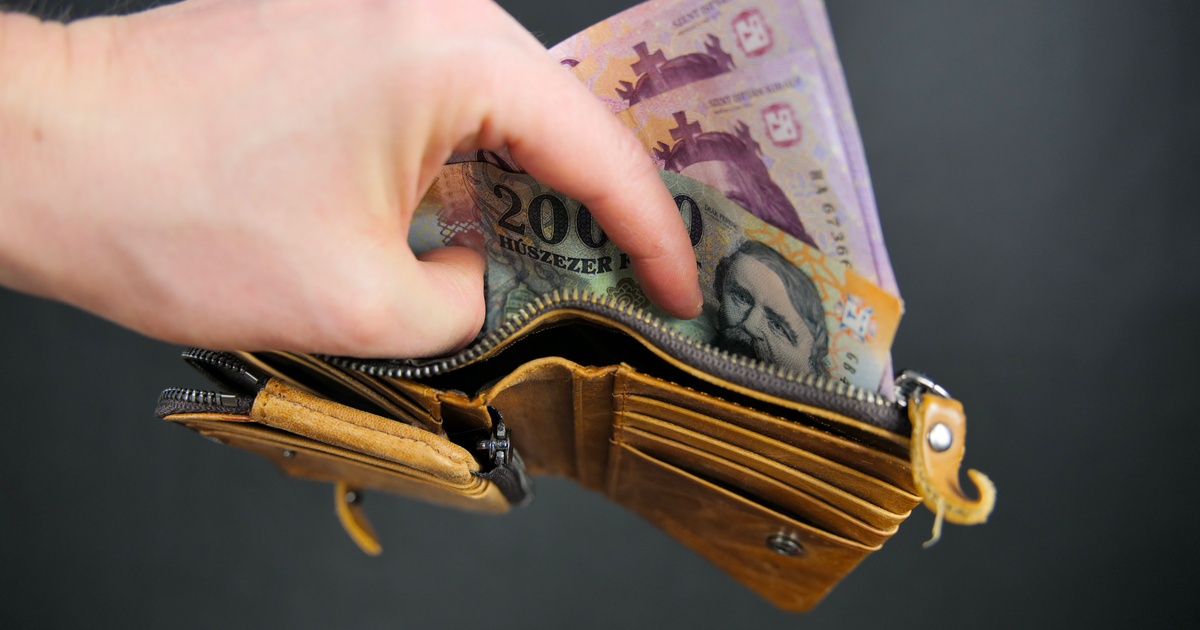 Ennyi lehet a minimálbér jövőre: a garantált bérminimumról is megszólaltak a szakértők