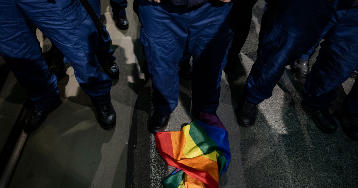 Index – Belföld – Az Alkotmánybíróság szerint az LMBTQ-zászló égetésére való felhívás közösség ellen…