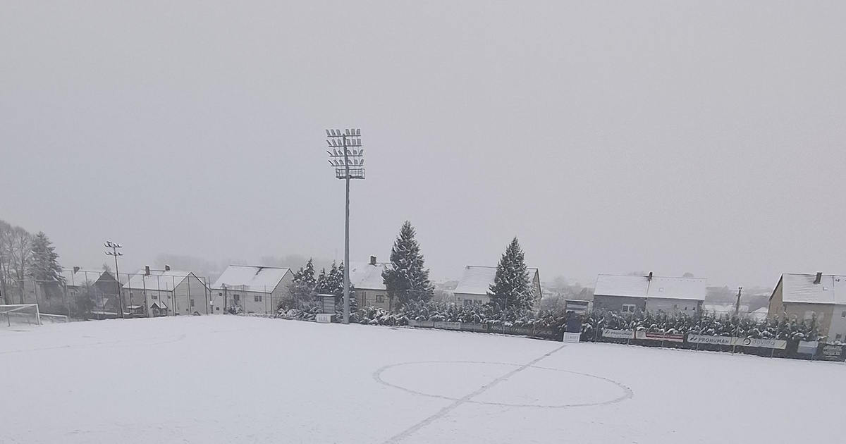 Megbénította az országot a havazás: több jármű elakadt, autók csúsztak árokba
