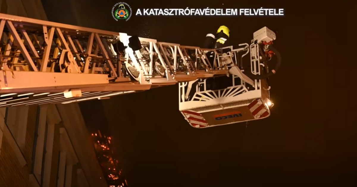 Videón, ahogy hatalmas lángokkal ég egy épület teteje Ferencvárosban