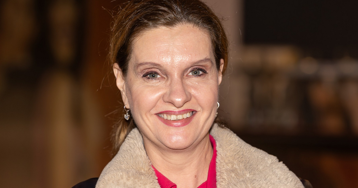 Janza Kata fia szőke herceg volt a szalagavatón: a 18 éves Samu apja mellett pózolt