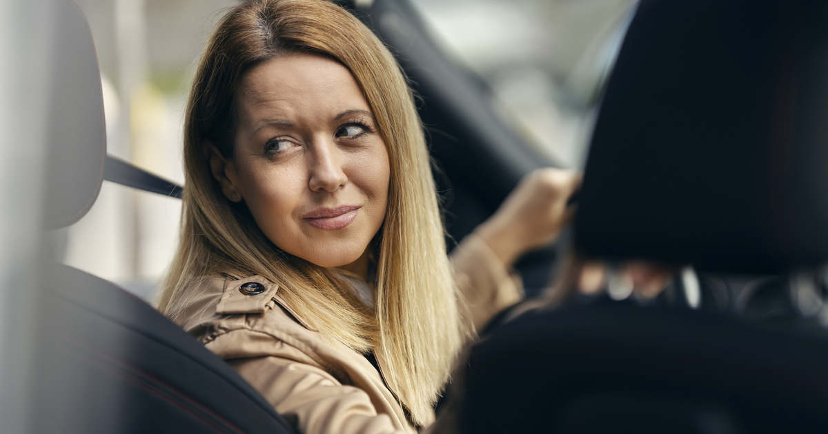 Zseniális trükk, ha nehezedre esik a hátrafele parkolás: ezt próbáld meg legközelebb