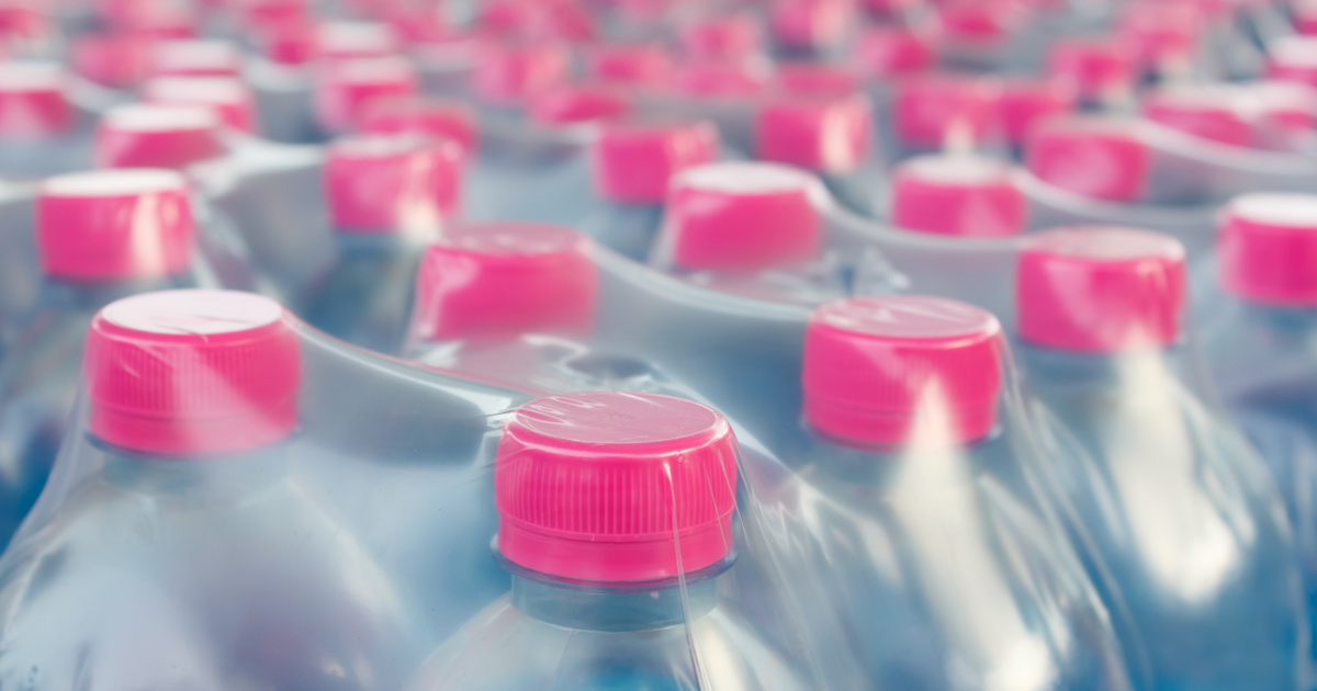 Bele ne igyál, ha ilyen ásványvizet vettél! Ismét visszahívta ezt a terméket az Auchan