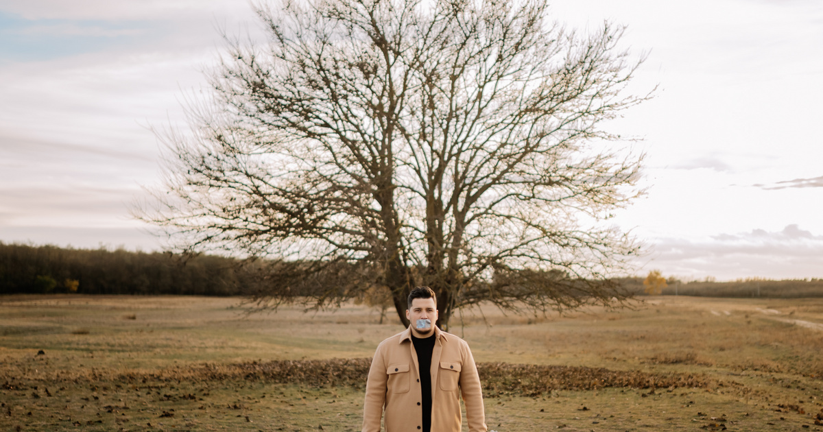 Leragasztották a debreceni énekes száját, de mindenki tudta, hogy ez lesz