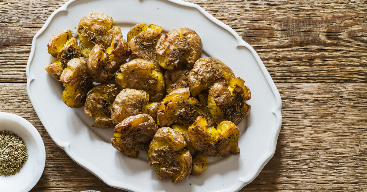 Smashed krumpli: a ropogós, lapított burgonya, amit nem lehet megunni