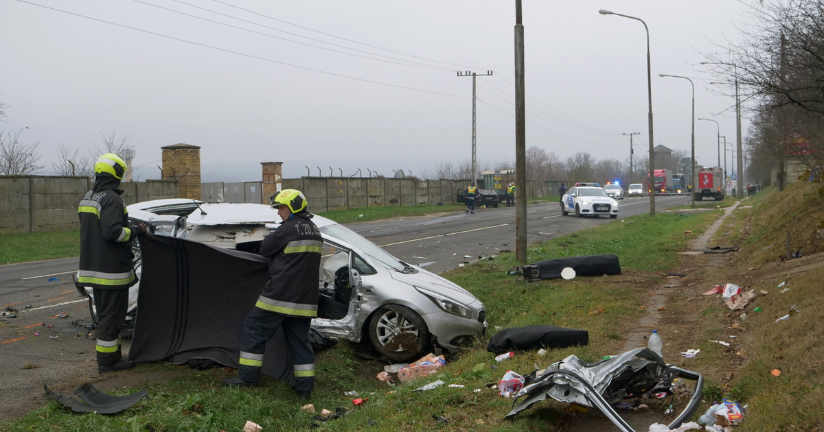 Egy 25 éves nő vesztette életét az aszódi balesetben, a karambolt okozó sofőr kiugrott az autóból, és elmenekült