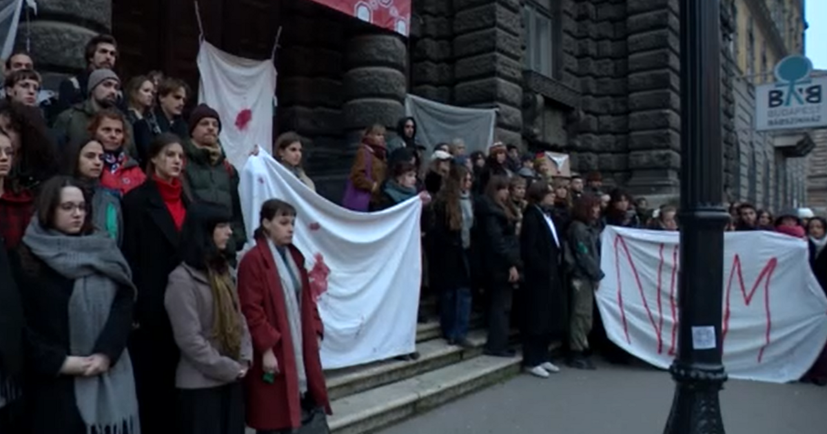 Véres lepedőkkel tiltakoztak a budapesti egyetem hallgatói, miután felmentették a szexuális erőszakkal vádolt tanulót