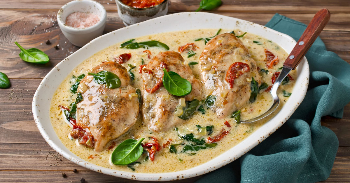 Így készül a krémes florentin csirkemell: a szaftjába tejszín és spenót kerül