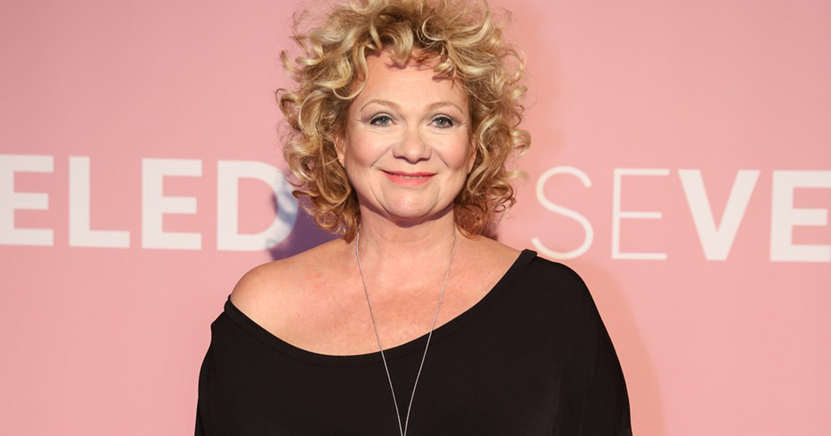 A 68 éves Básti Juli fekete estélyiben ragyogott a premieren: az átlátszó anyagot is bevállalta