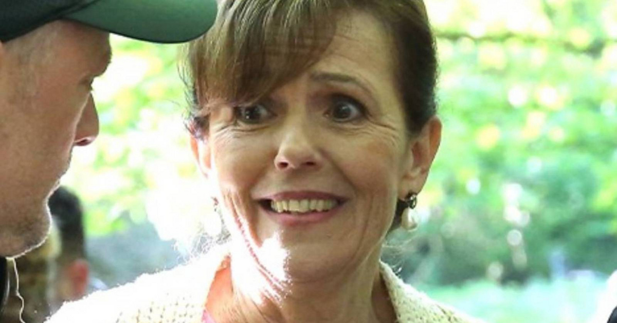 A mi kis falunk 66 éves színésznője combvillantós ruhában: ennyire dögös volt Tóth Enikő a címlapon