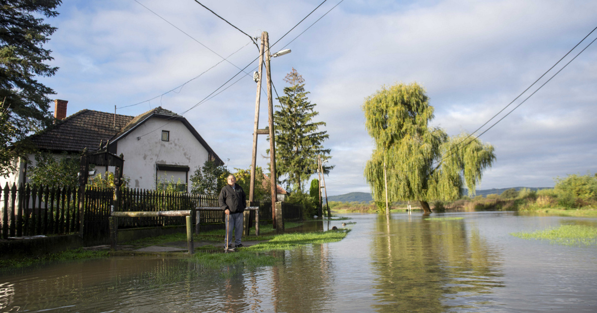 Index – Belföld – Harmadfokú árvízvédelmi készültség van egy nógrádi faluban, homokzsákokkal védekez…