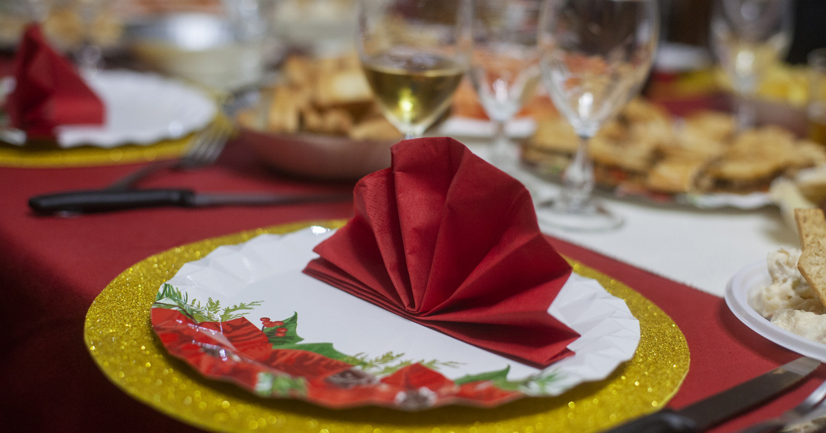 Így hajtogathatsz gyönyörű szalvétát az ünnepi asztalra: étteremben sem találsz szebbet