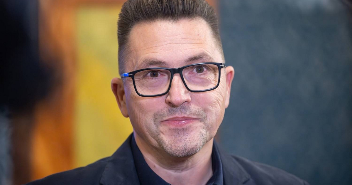 Ákos ritkán látott felesége ragyogott arany estélyiben a gálán: Krisztina lélegzetelállító