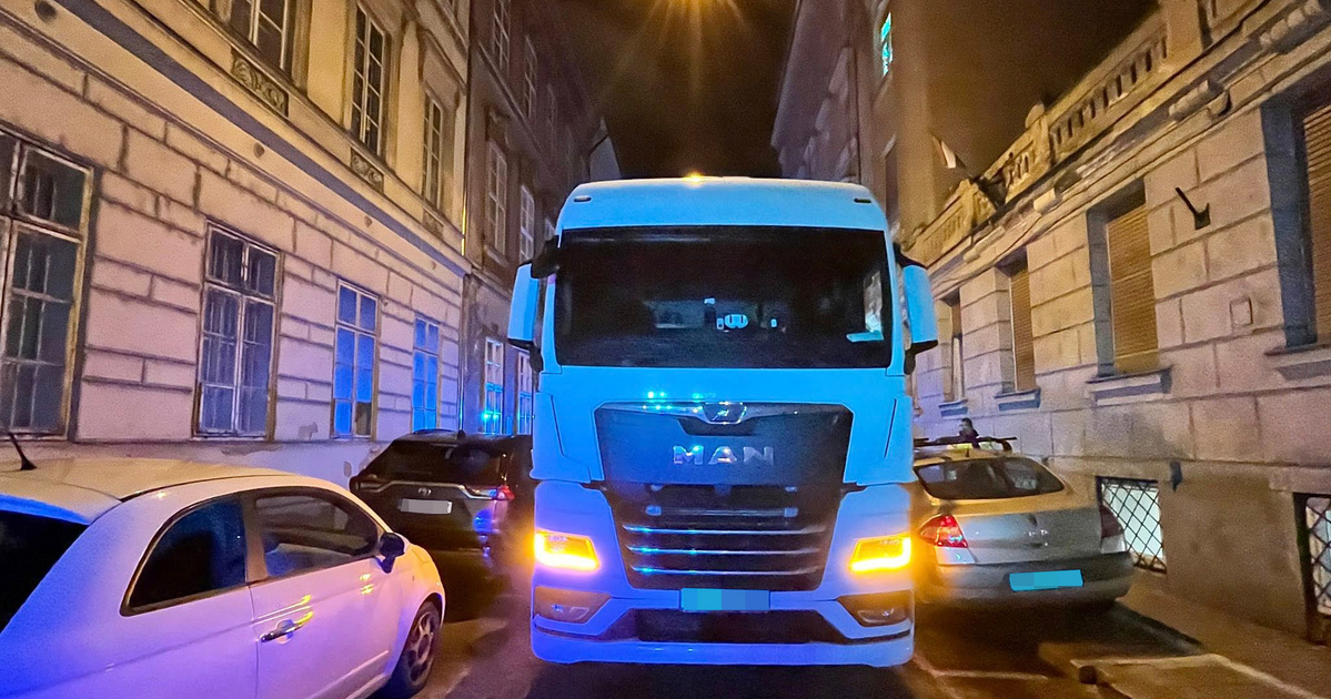 Index – Belföld – Forgalommal szemben szorult be egy V. kerületi utcába egy kamion