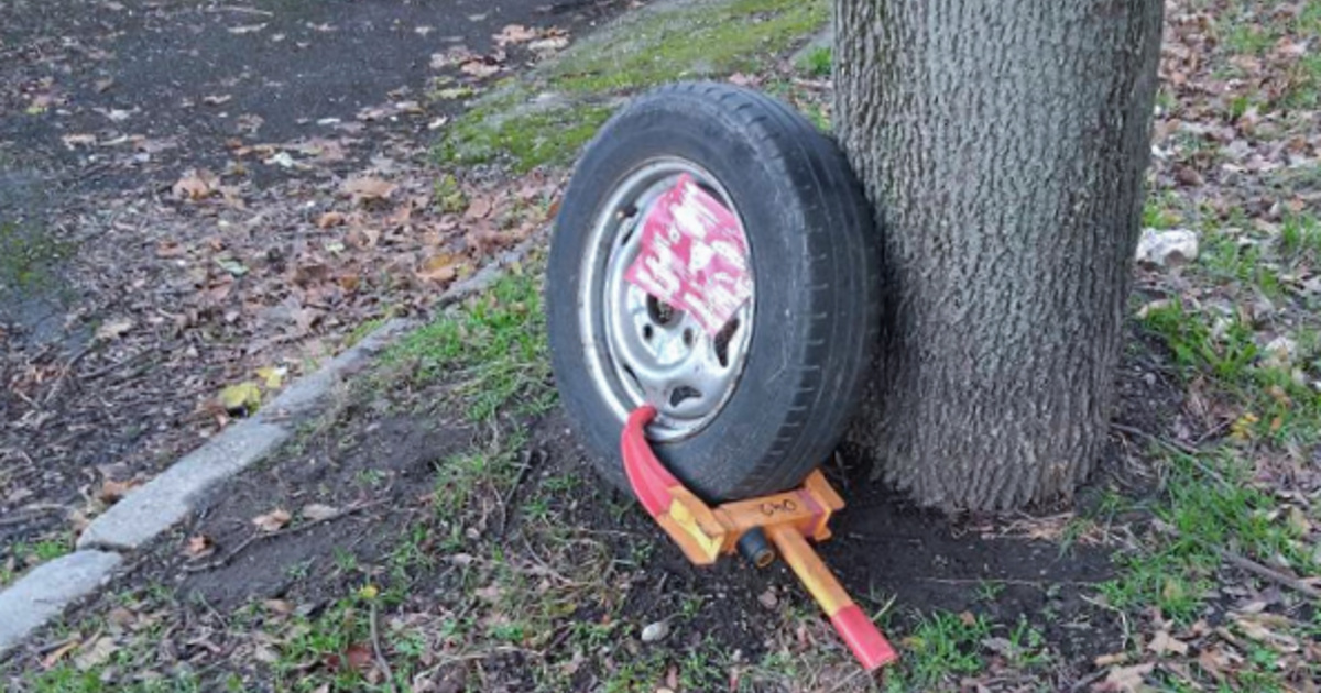 Leleményes sofőr: leszerelte a megbilincselt kerekét, majd elgurult a pótkerékkel