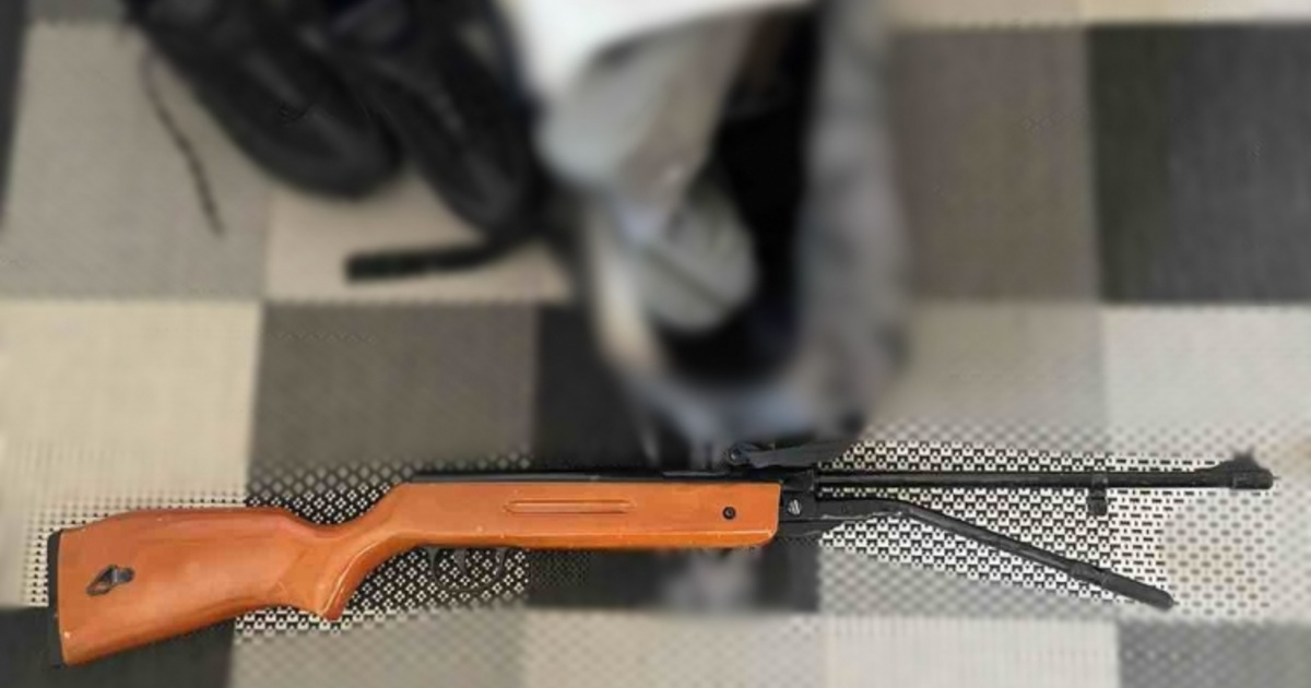 Légpuskával vadászott a járókelőkre három tinédzser egy budapesti erkélyen