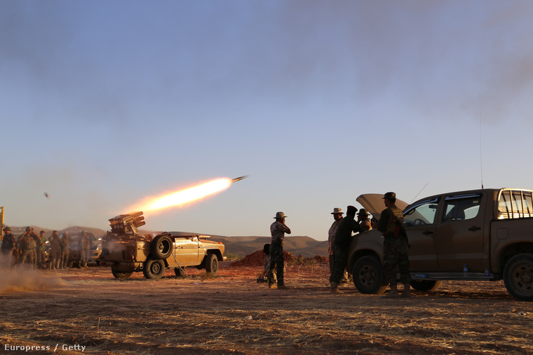 Rakétákkal lövik az iszlamista felkelőket Makhmur mellett.