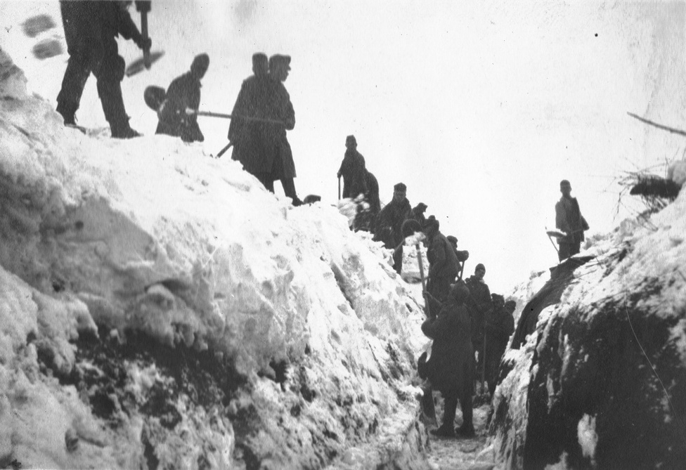 1916. elején Zborow (Zboriv) környékén állomásoznak -- hadseregtartalékként. A hó akkora, hogy a közlekedőárkokat kell ásni minden menetszázad között, egyébként a parancsot se kapnák meg. Zborow nem rossz, még mozit is üzemeltet, a menetszázadok felváltva járnak oda. Az első nap díszlépésben járták végig, a divíziófőnök tiszteletére. Egy évvel később aztán itt ütközik meg a hadifoglyokból és szökevényekből toborzott cseh légió, Masaryk alkotása, a cs. kir. csapatokkal, egy független csehszlovák államért. De nagyapám akkor már egy szibériai táborban ül.