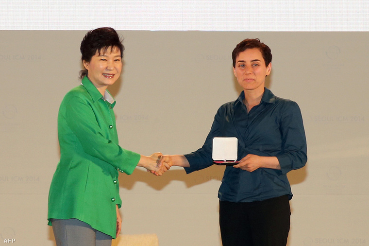 Park Geun-hye adta át a díjat Maryam Mirzakhaninak