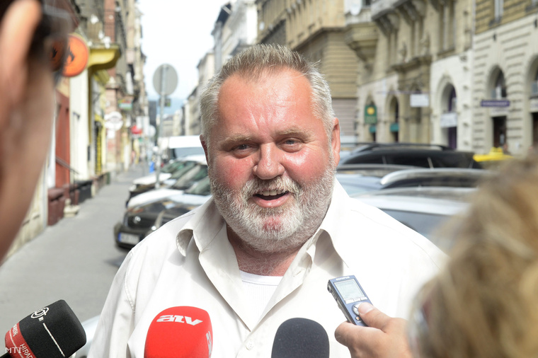 Gőgös Zoltán az MSZP elnökhelyettese nyilatkozik a sajtó munkatársainak amikor megérkezik a párt budapesti Jókai utcai székházához 2014. augusztus 14-én.